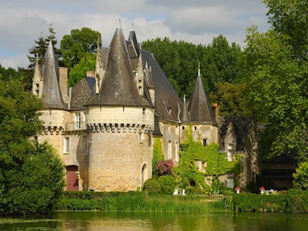 Rivière de la Sarthe avec un château